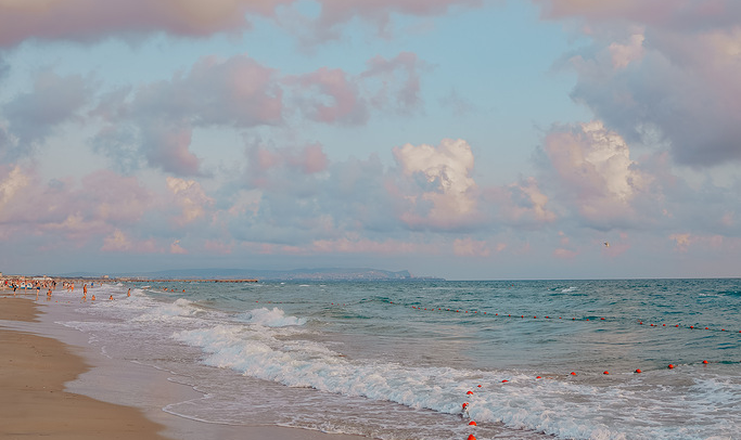 Фото отеля («Песок и Море» отель) - Пляж