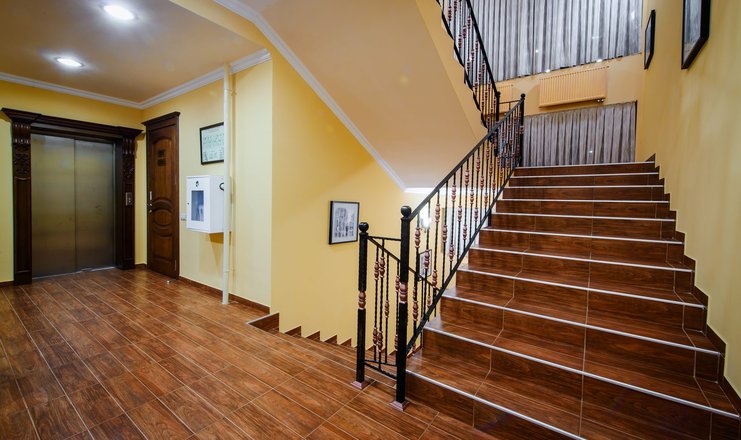 Фото отеля («Шале-Прованс» гостевой дом) - Лестница