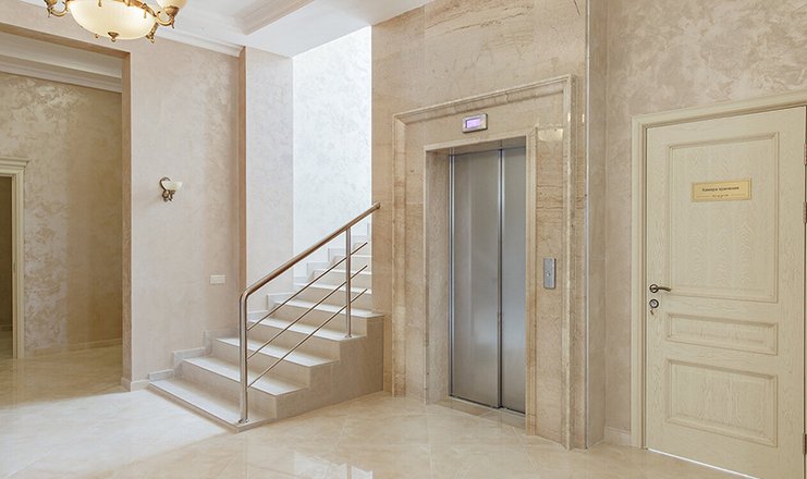 Фото отеля («Шато Каберне» усадьба) - Лестница и лифт