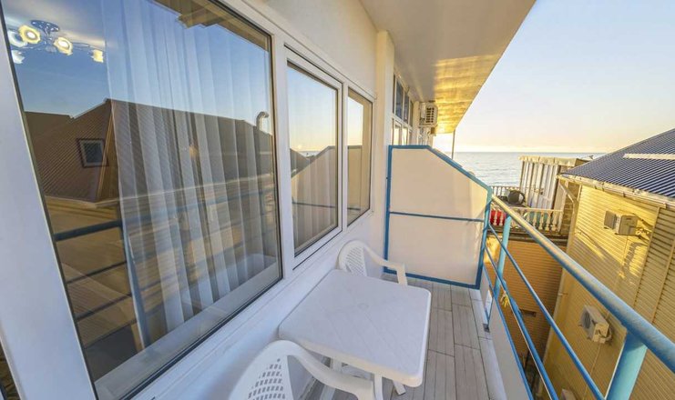Фото отеля («Шторм» гостиница) - Стандарт 2-местный с балконом, вид на море боковой