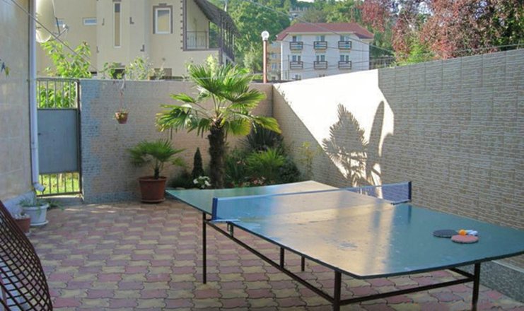 Фото отеля («У Никитича» гостевой дом) - Теннисный стол во дворе
