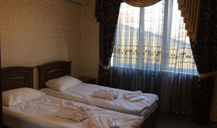 Фото отеля («Валенсия» гостевой дом) - Стандарт 3-местный 1-комнатный
