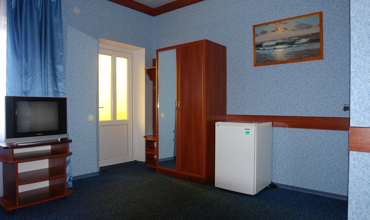 Фото номера («Качинская» гостиница) - Стандарт 2-местный 1 этаж с двуспальной кроватью (в корпусе)