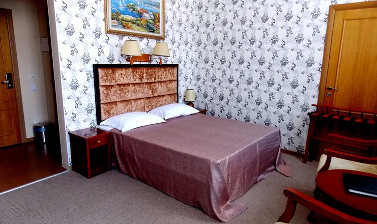 Фото номера («Украина Палас» отель) - Стандартный 4-местный 2-комнатный