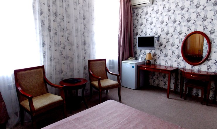 Фото номера («Украина Палас» отель) - Стандартный 4-местный 2-комнатный
