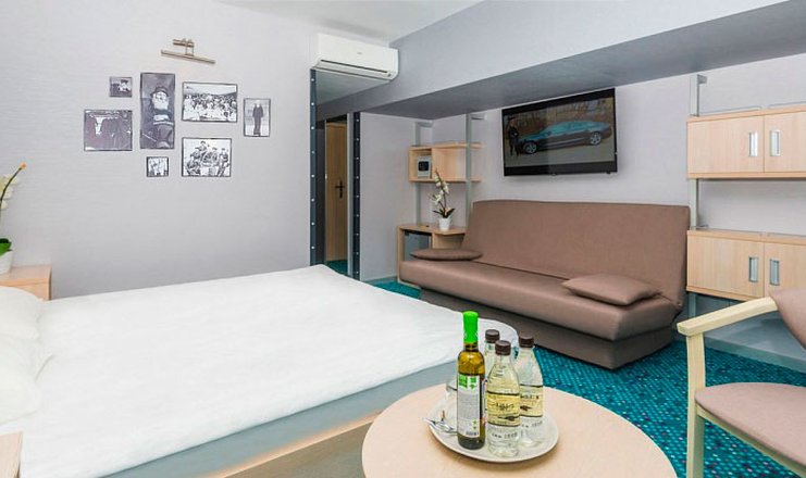 Фото номера («Ялта-Интурист» отель) - Стандартный Улучшенный 2-3-местный с двуспальной кроватью и диваном