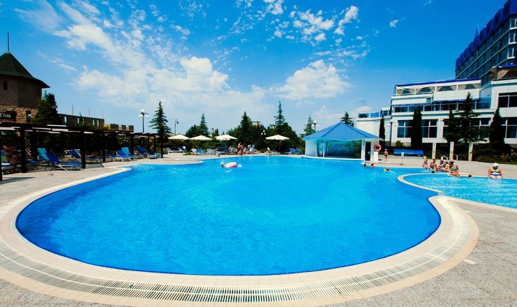Фото отеля («Аквамарин Резорт & СПА» санаторно-курортный комплекс) - Открытый бассейн