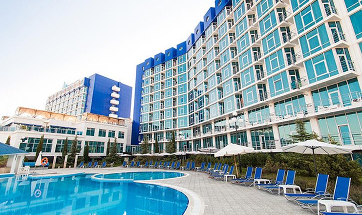 Фото отеля («Аквамарин Резорт & СПА» санаторно-курортный комплекс) - Общий вид с бассейном
