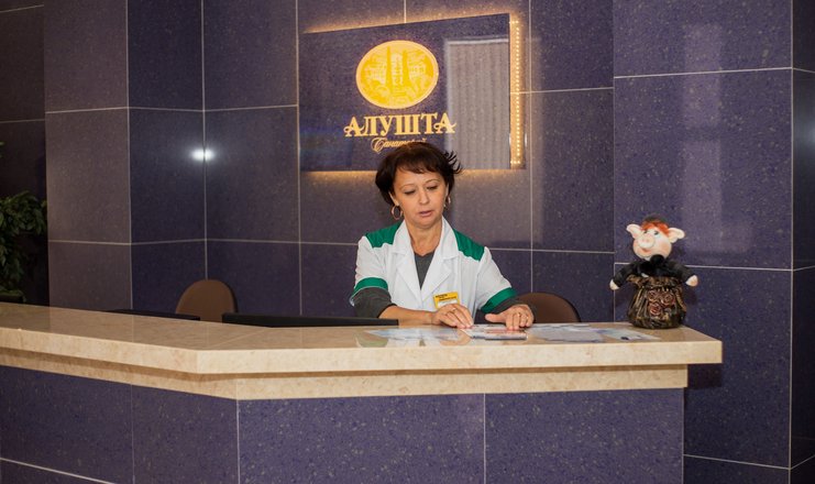 Фото отеля («Алушта» санаторий) - Ресепшен Водолечебница