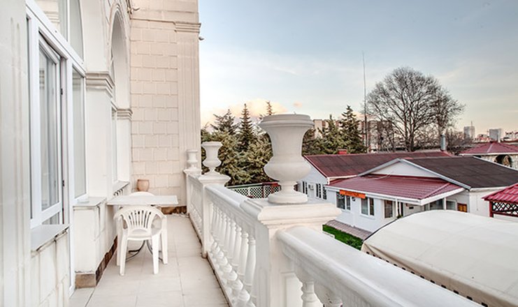 Фото отеля («Апартаменты Херсонес» гостевой дом) - Балкон Римского форума