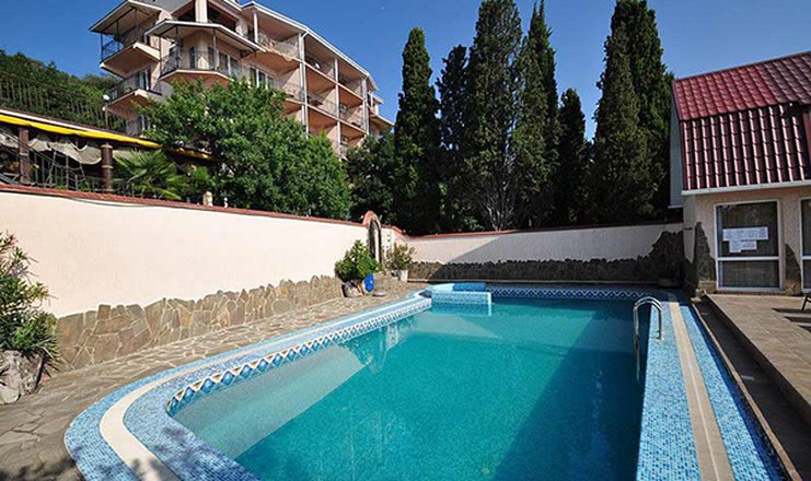 Фото отеля («Ай-Тодор» отель) - Вид на корпус и открытый бассейн