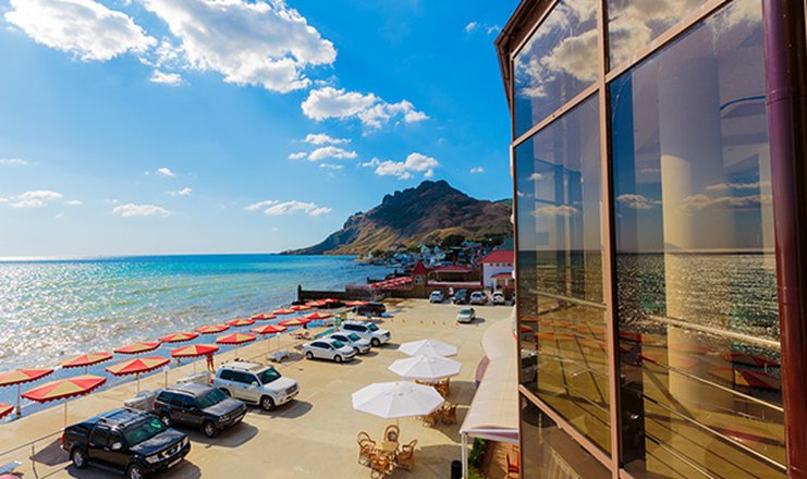 Фото отеля («Белый Грифон» гостиничный комплекс) - Парковка. Вид на пляж