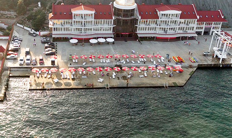 Фото отеля («Белый Грифон» гостиничный комплекс) - Вид сверху на пляж и главный корпус