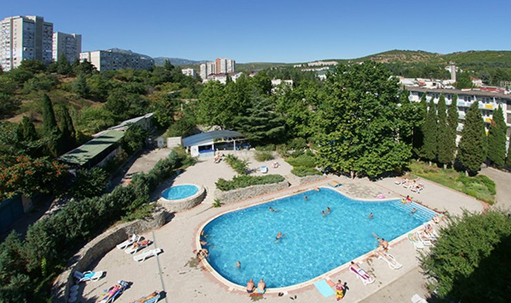 Фото отеля («Чайка» туристско-оздоровительный комплекс) - Вид на территорию и бассейн