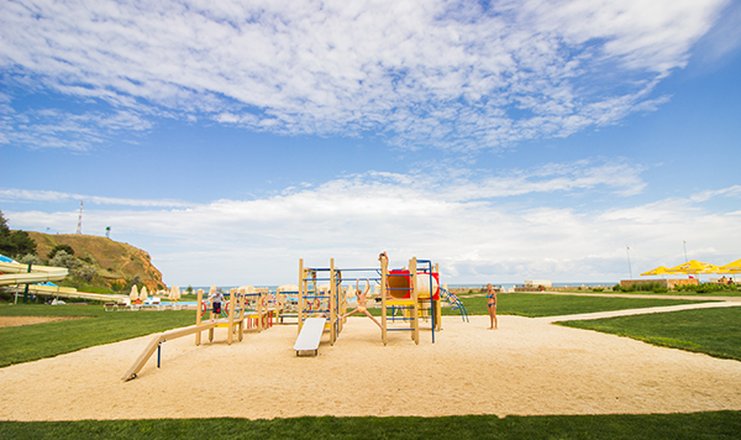 Фото отеля («Черноморец» санаторий) - Детская площадка на пляже