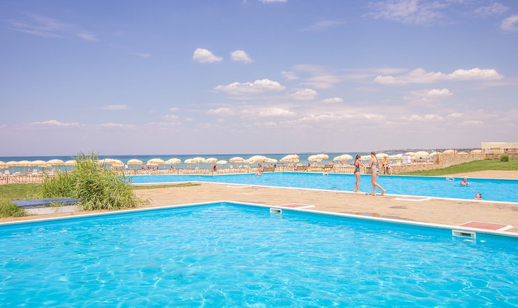 Фото отеля («Черноморец» санаторий) - Бассейн на пляже