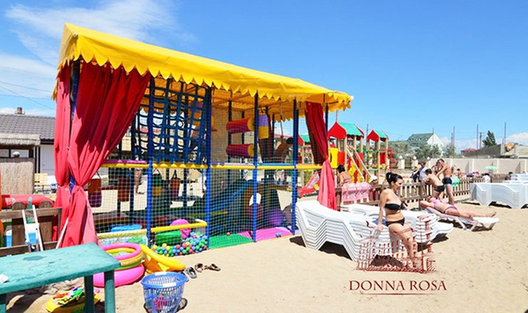 Фото отеля («Донна Роза» отель) - Детская площадка на пляже