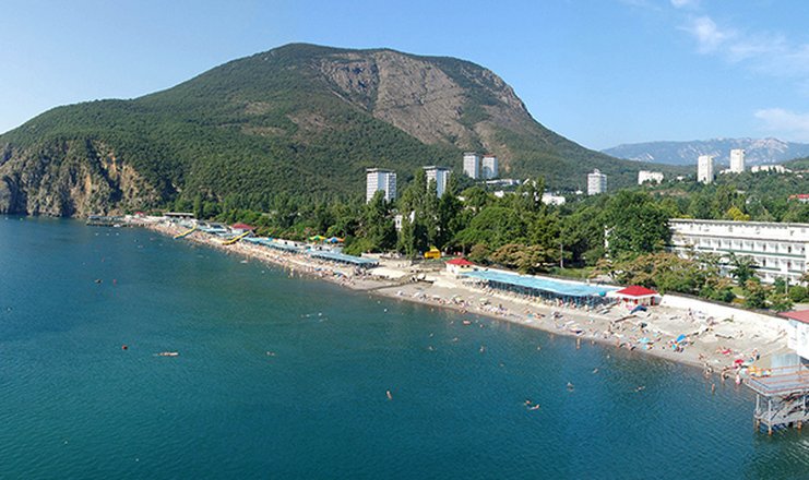 Фото отеля («Фламинго (Партенит)» гостевой дом) - Вид на пляж санатория Крым и гору Аю-Даг