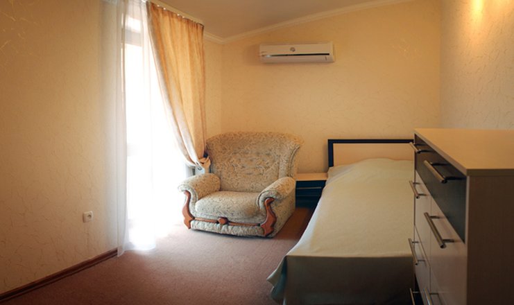 Фото отеля («Фламинго (Партенит)» гостевой дом) - Апартаменты 4-местный 3-комнатный