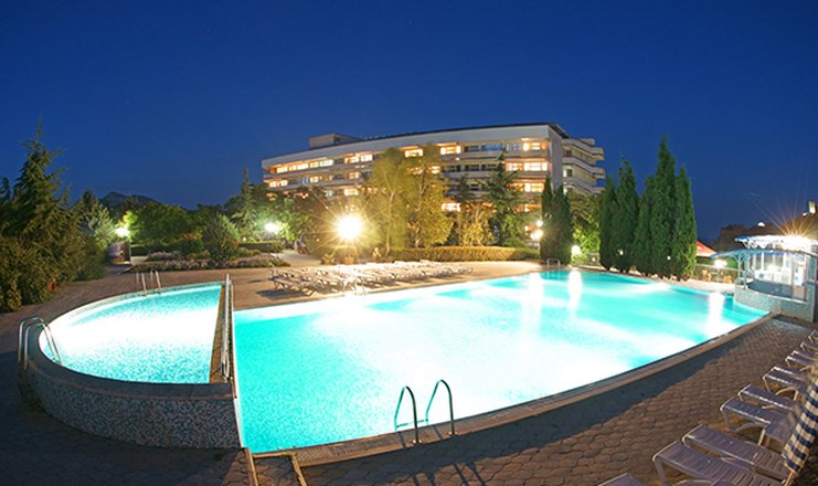 Фото отеля («Горизонт» туристско-оздоровительный комплекс) - Вид на бассейн и корпус 