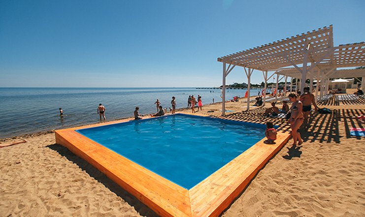 Фото отеля («Империя» санаторно-оздоровительный комплекс) - Пляж и детский бассейн на пляже