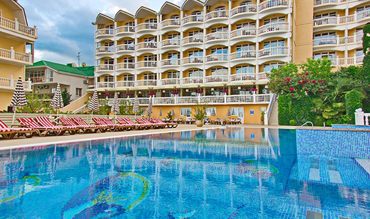 Фото отеля («ИваМария» курортный комплекс) - Внешний вид корпуса и открытый бассейн