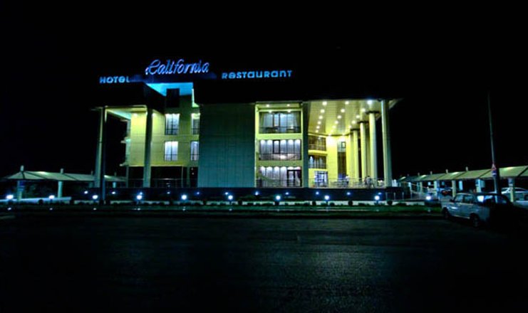 Фото отеля («Калифорния» отель) - Вечерний вид