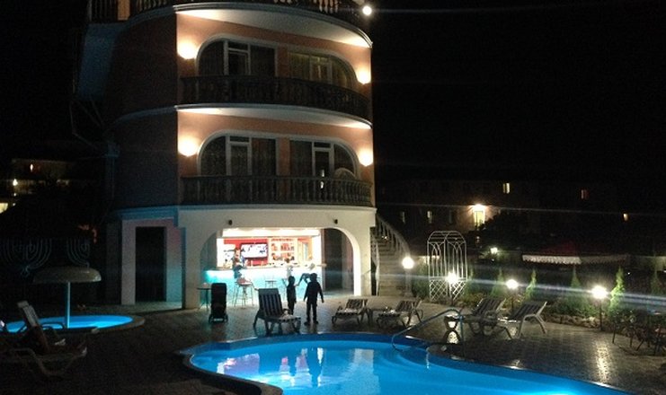 Фото отеля («Классик» вилла) - Ночной вид корпуса и бассейна