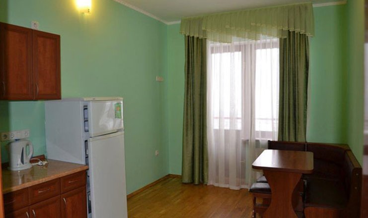 Фото отеля («Крым» отель) - Кухня в апартаментах 2-местных 1-комнатных