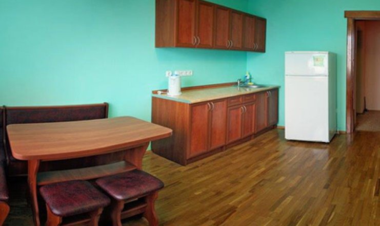 Фото отеля («Крым» отель) - Кухня в апартаментах 4-местных 2-комнатных