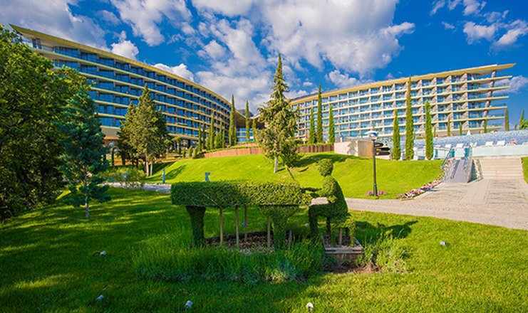 Фото отеля («МРИЯ РЕЗОРТ& СПА» санаторно-курортный комплекс) - Территория и вид на корпус