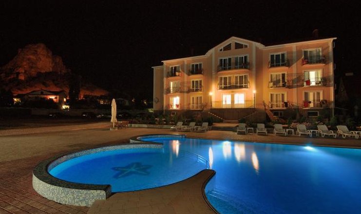 Фото отеля («Силенд» отель) - Вечерний вид корпуса и бассейна
