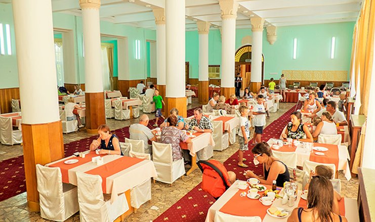 Фото отеля («Реаль» отель) - Ресторан парк-отеля «Романова»