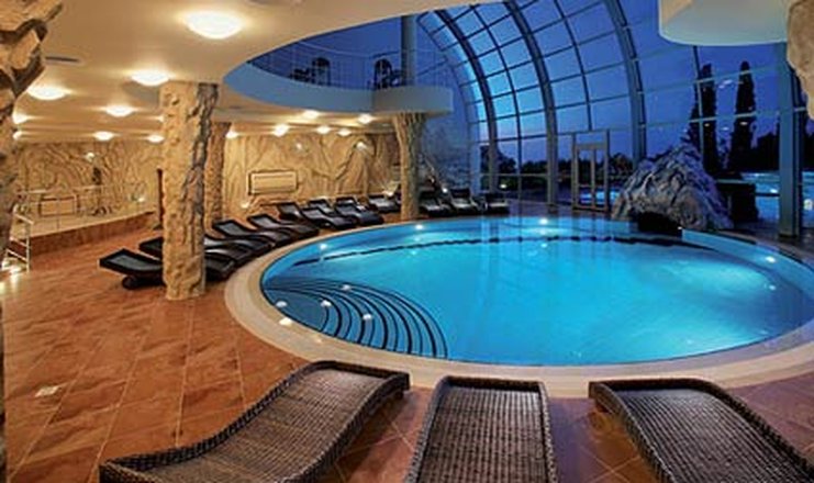 Фото отеля («Респект Холл Резорт & СПА» отель) - Крытый бассейн
