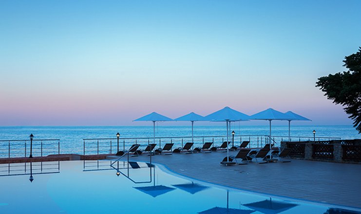Фото отеля («Ривьера Санрайз» отель) - Открытый бассейн и вид на море