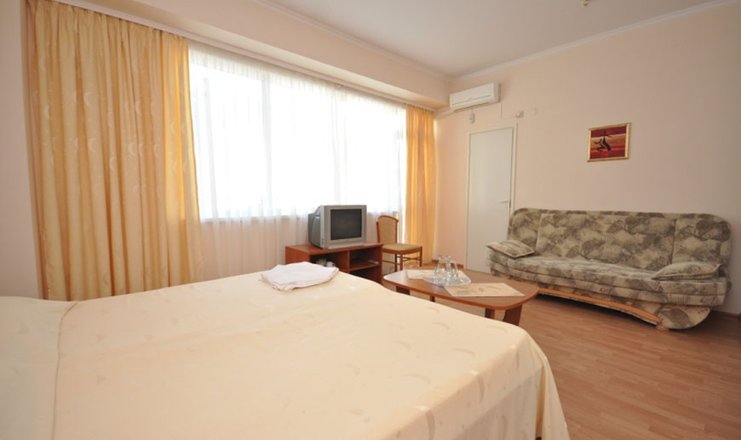 Фото отеля («РоЯлта» гостиница) - Полулюкс 2-местный 1-комнатный (северный)