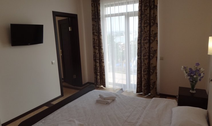 Фото отеля («Севастопольская Усадьба» мини-гостиница) - Семейный 4-местный 2-комнатный с балконом и видом на море