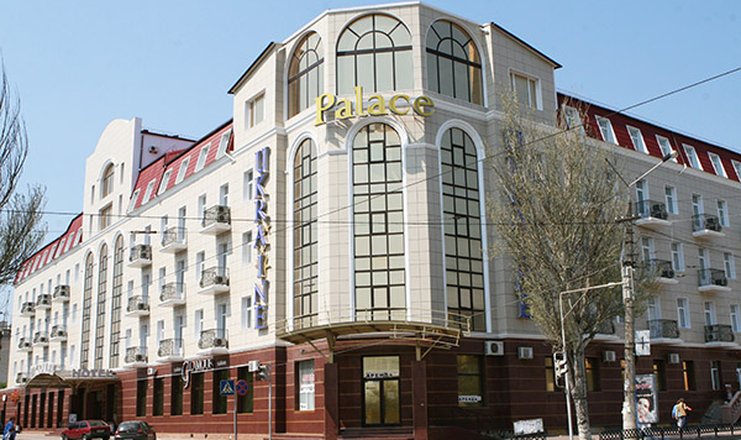 Фото отеля («Украина Палас» отель) - Внешний вид здания отеля с дороги