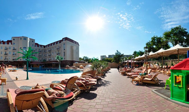Фото отеля («Украина Палас» отель) - Шезлонги у открытого бассейна
