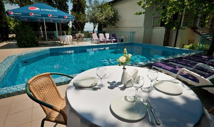 Фото отеля («Вилла Эдем» гостевой дом) - Открытый бассейн и летняя терраса кафе