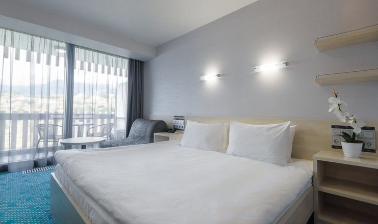 Фото отеля («Ялта-Интурист» отель) - Стандарт улучшенный с одной двуспальной кроватью и раскладным креслом