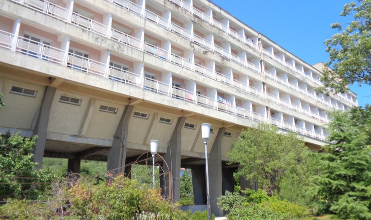 Фото отеля («Южнобережный» санаторий) - Вид на корпус (южная сторона)