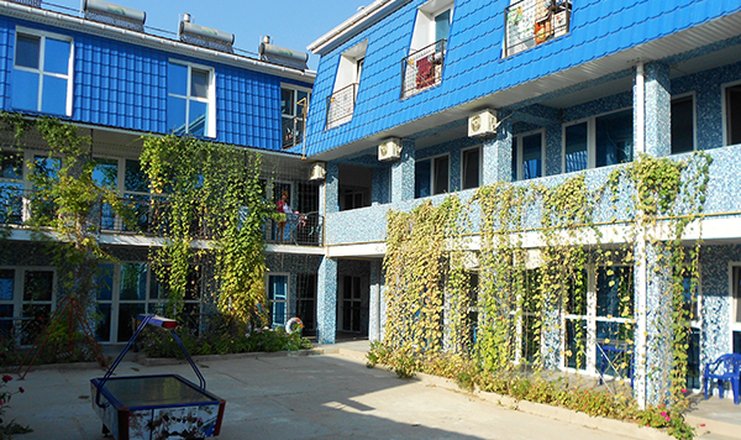 Фото отеля («Золотая рыбка» гостевой дом) - Вид дворика