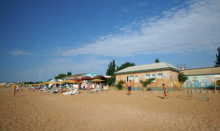 Фото отеля («Золотой пляж» туристско-оздоровительный комплекс) - Домики и пляж