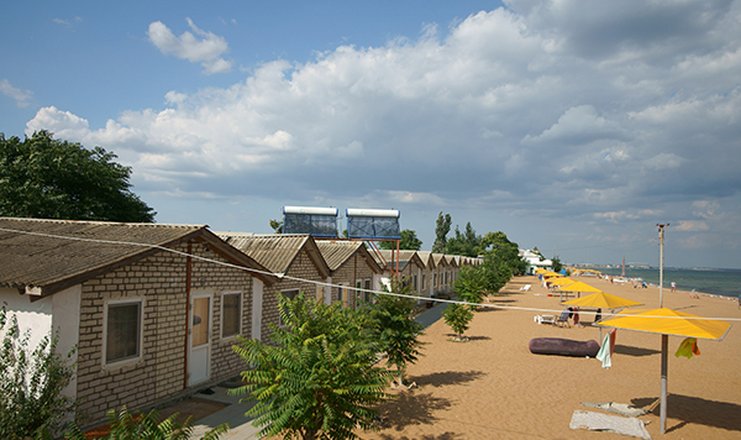 Фото отеля («Золотой пляж» туристско-оздоровительный комплекс) - Каменные домики и пляж