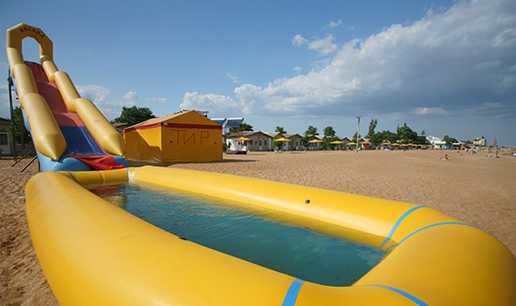 Фото отеля («Золотой пляж» туристско-оздоровительный комплекс) - Горка на пляже
