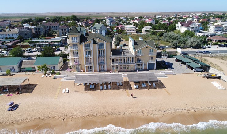 Фото отеля («Золотой пляж» туристско-оздоровительный комплекс) - Вид на территорию