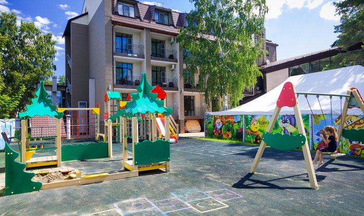 Фото отеля («Крона Медикал & СПА» лечебно-оздоровительный комплекс) - Детская площадка