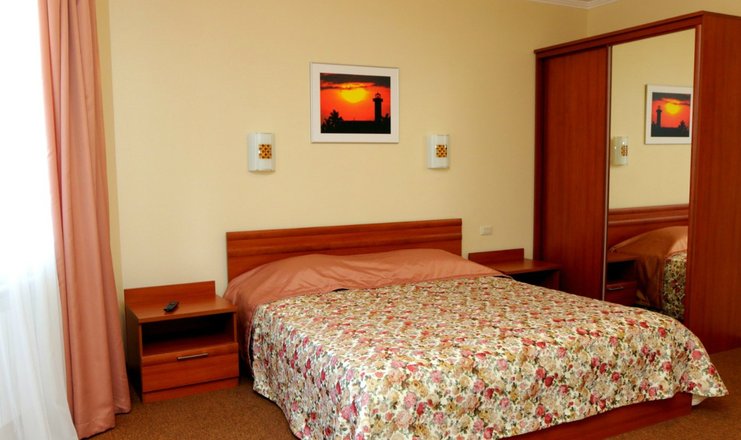 Фото отеля («Маяк» гостиница) - Бунгало люкс 4-местный (корпус 3)
