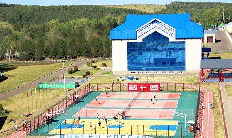 Фото отеля («Янган-Тау» санаторий) - Игровые площадки перед лечебно-оздоровительным комплексом
